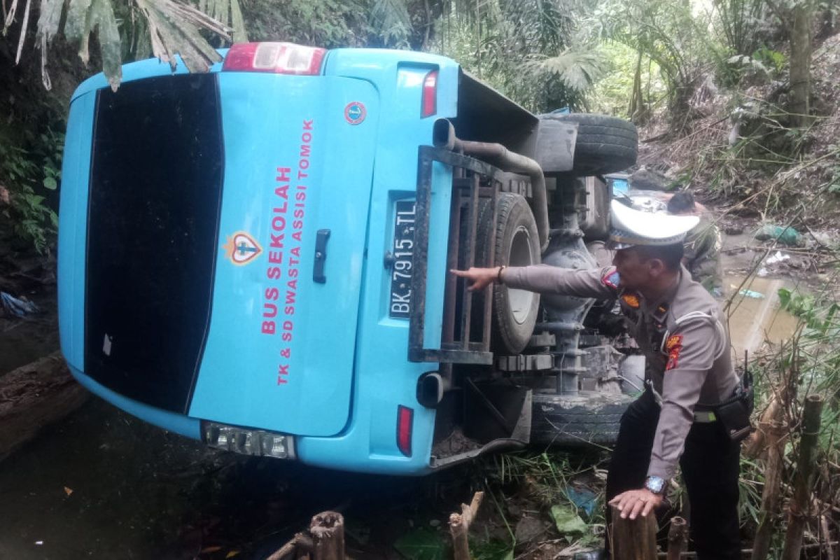 17 siswa SD jadi korban bus masuk jurang di Samosir