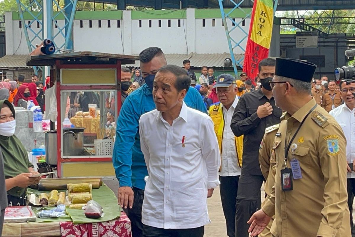 Presiden Jokowi cek harga sembako di pasar rakyat Talang Banjar Kota Jambi