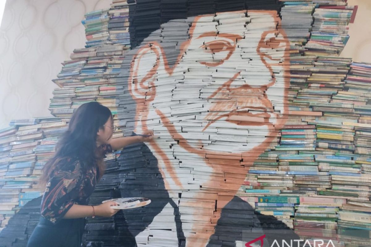 Peringati Hari Buku, Mahasiswa Ubaya lukis wajah Abdul Malik Fadjar di tumpukan ribuan buku