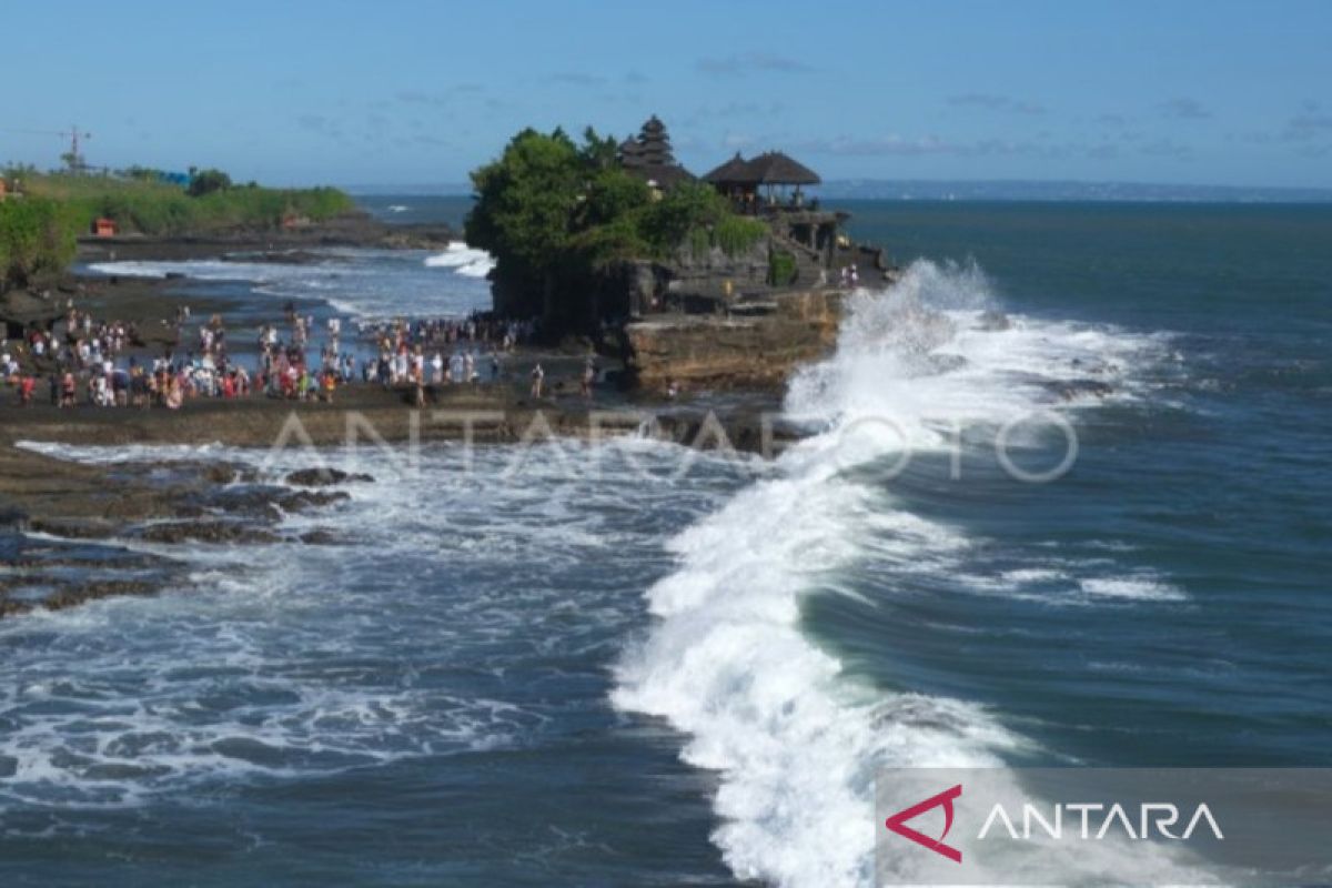 BMKG minta masyarakat waspadai gelombang laut tinggi di Tanah Lot Bali