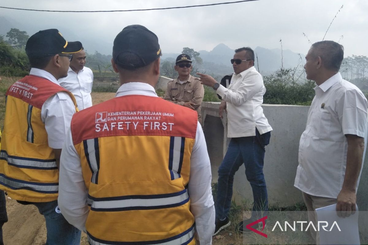 Anggota DPR minta pemerintah pusat juga tangani jalan rusak di Bogor