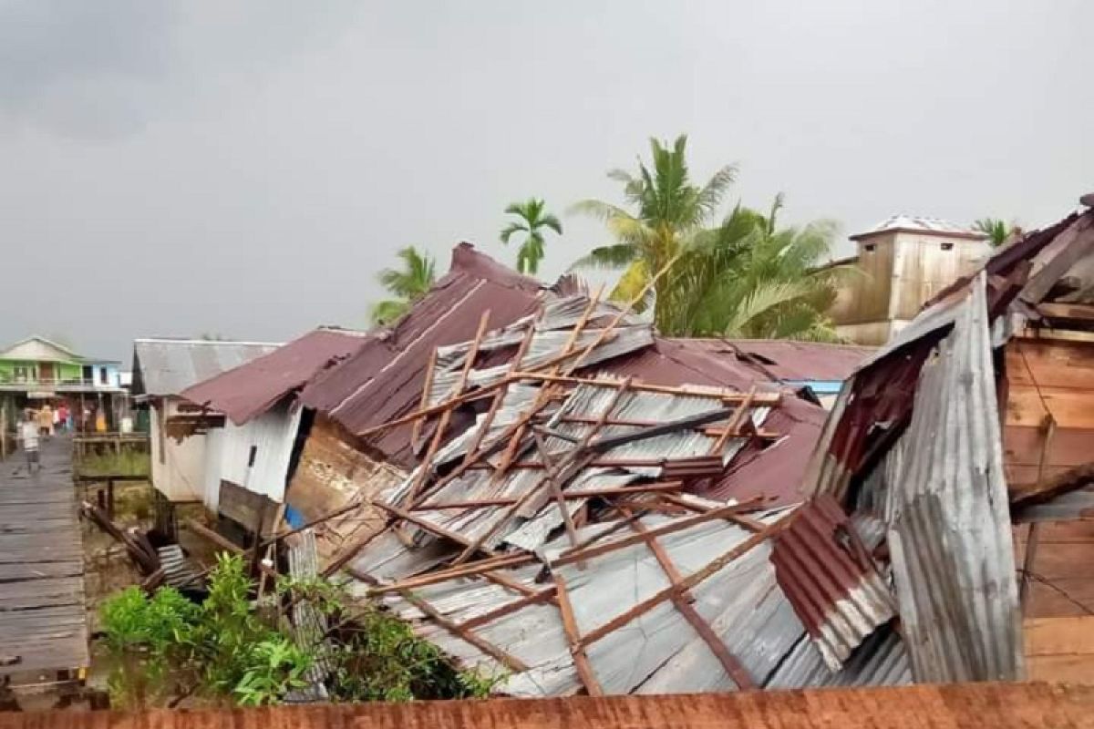 Angin puting beliung habiskan 33 rumah dan gudang di pesisir Tanjabtim