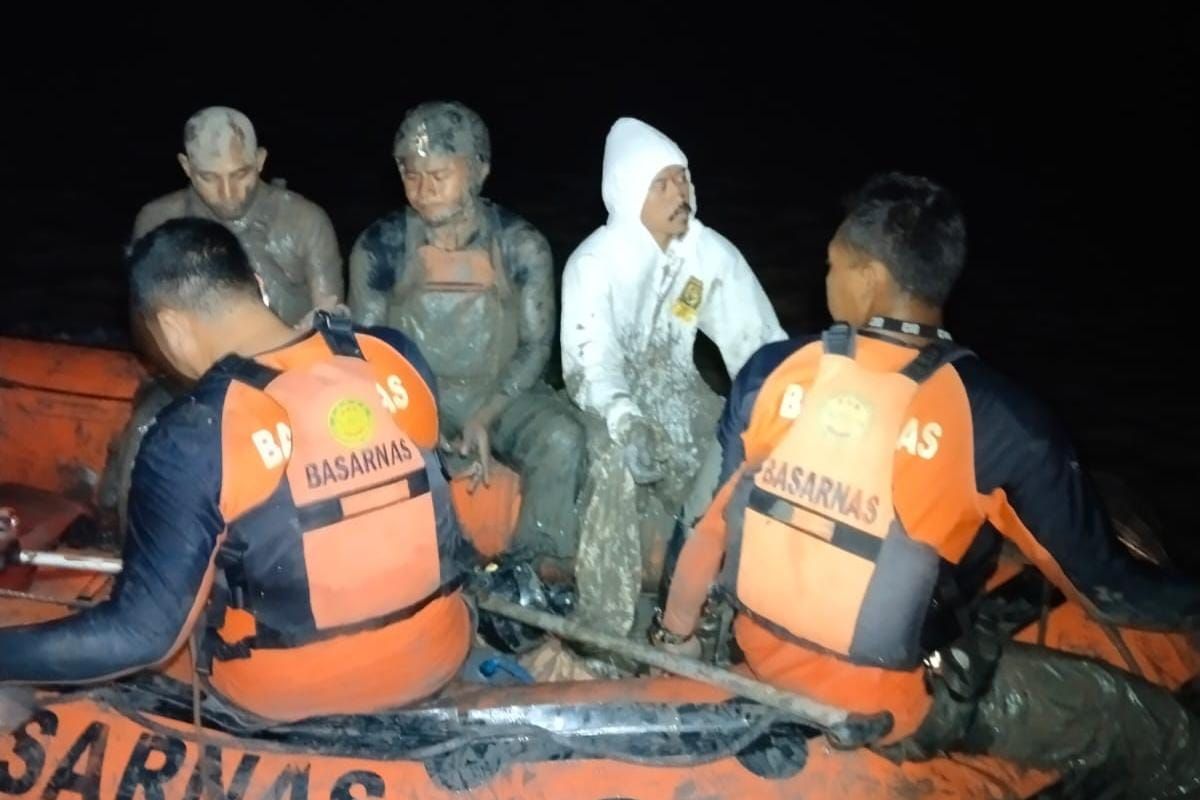 SAR evakuasi Tim FKH Unair dan dua nelayan setelah otopsi Paus Balin
