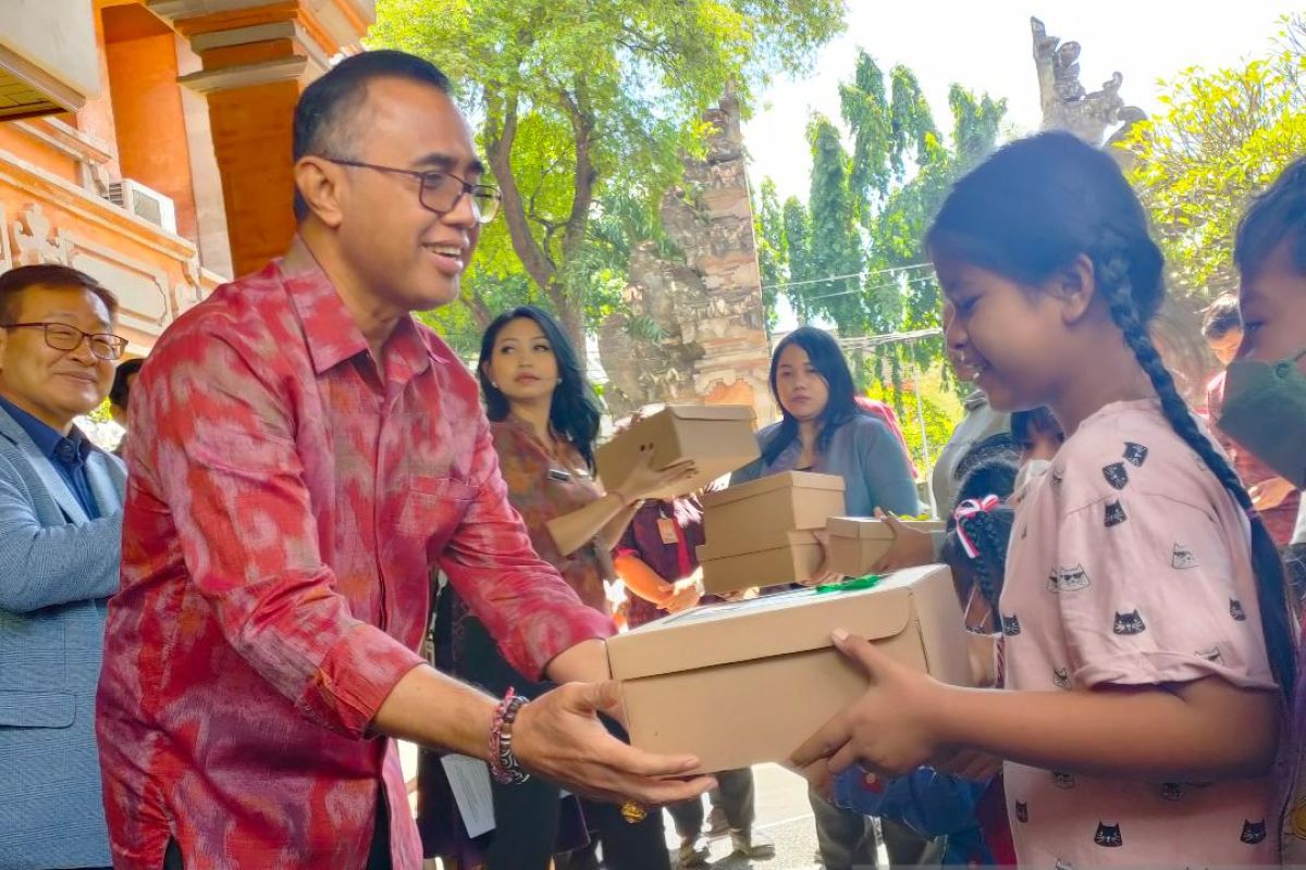 YBI Korsel bantu paket anak yatim piatu yang bersekolah