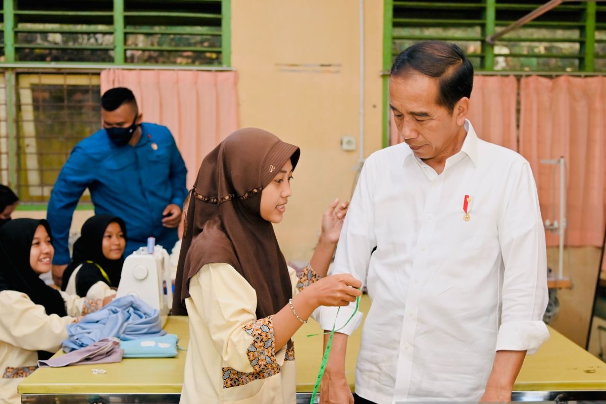 President visits vocational school in Jambi, orders student-made shirt