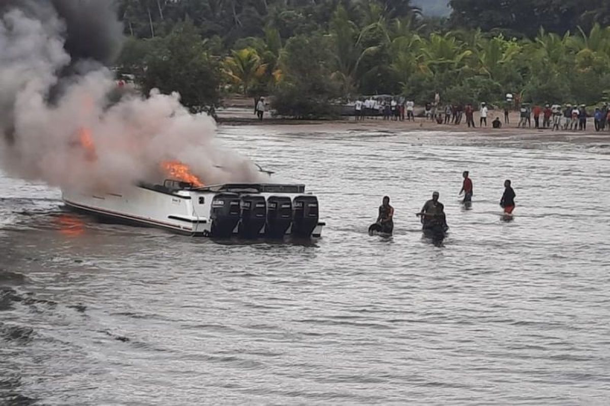 Satu korban meninggal saat perahu motor Bupati Teluk Wondama, Papua Barat terbakar