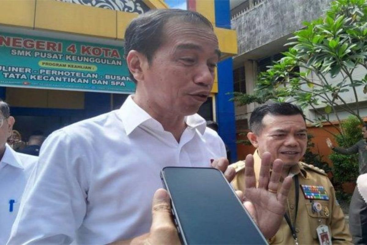 Presiden Joko Widodo pesan kemeja hasil karya siswa SMK Negeri 4 Kota Jambi