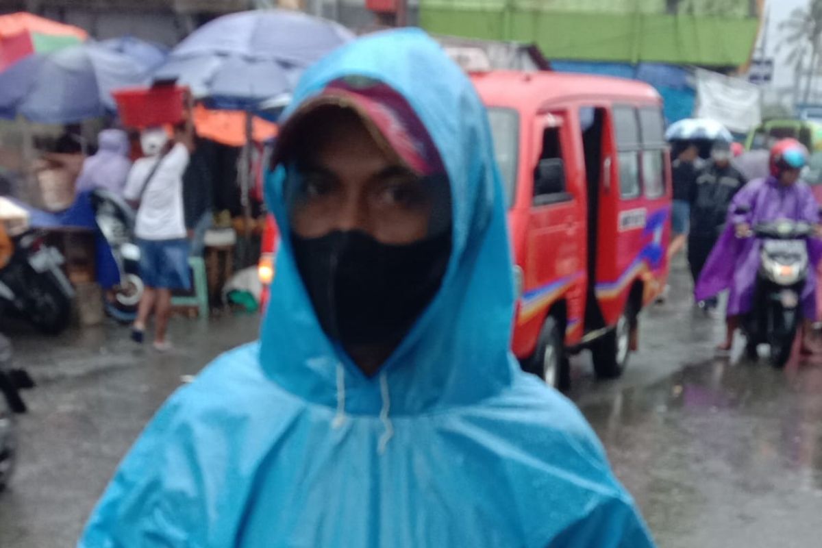 Musim penghujan di Ambon bawa rezeki bagi pedagang mantel hujan