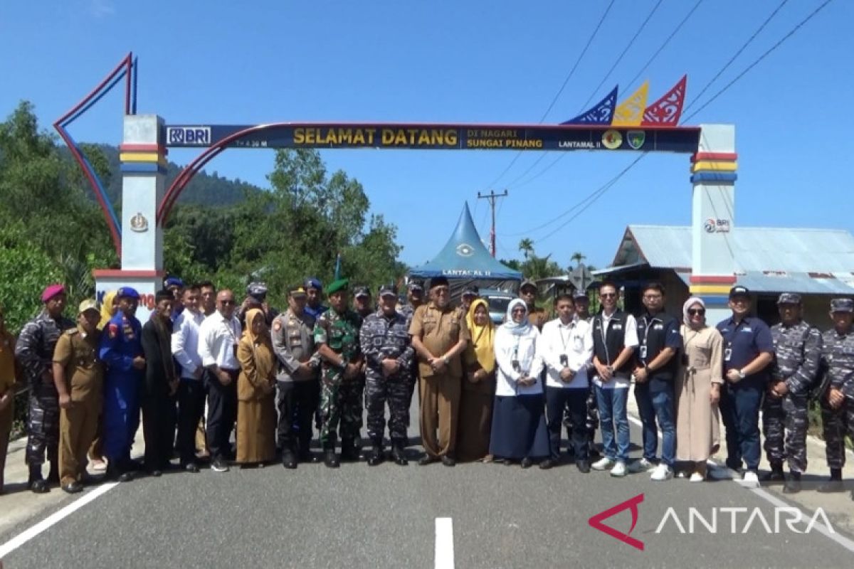 BRI RO Padang bangun gapura Kampung Bahari Sungai Pinang