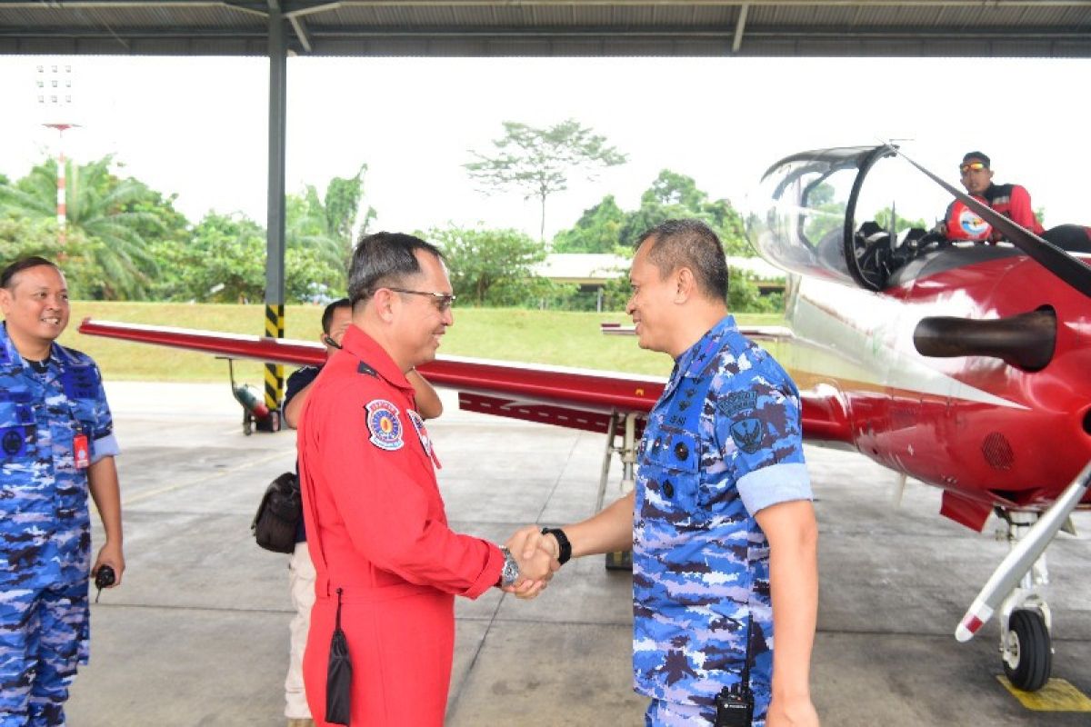 Tim Jupiter Aerobatik melintas di Lanud Roesmin Nurjadin Pekanbaru