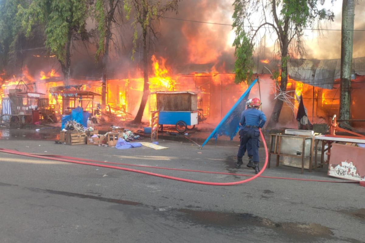 Puluhan lapak pedagang di Pasar Raya Padang terbakar Rabu pagi