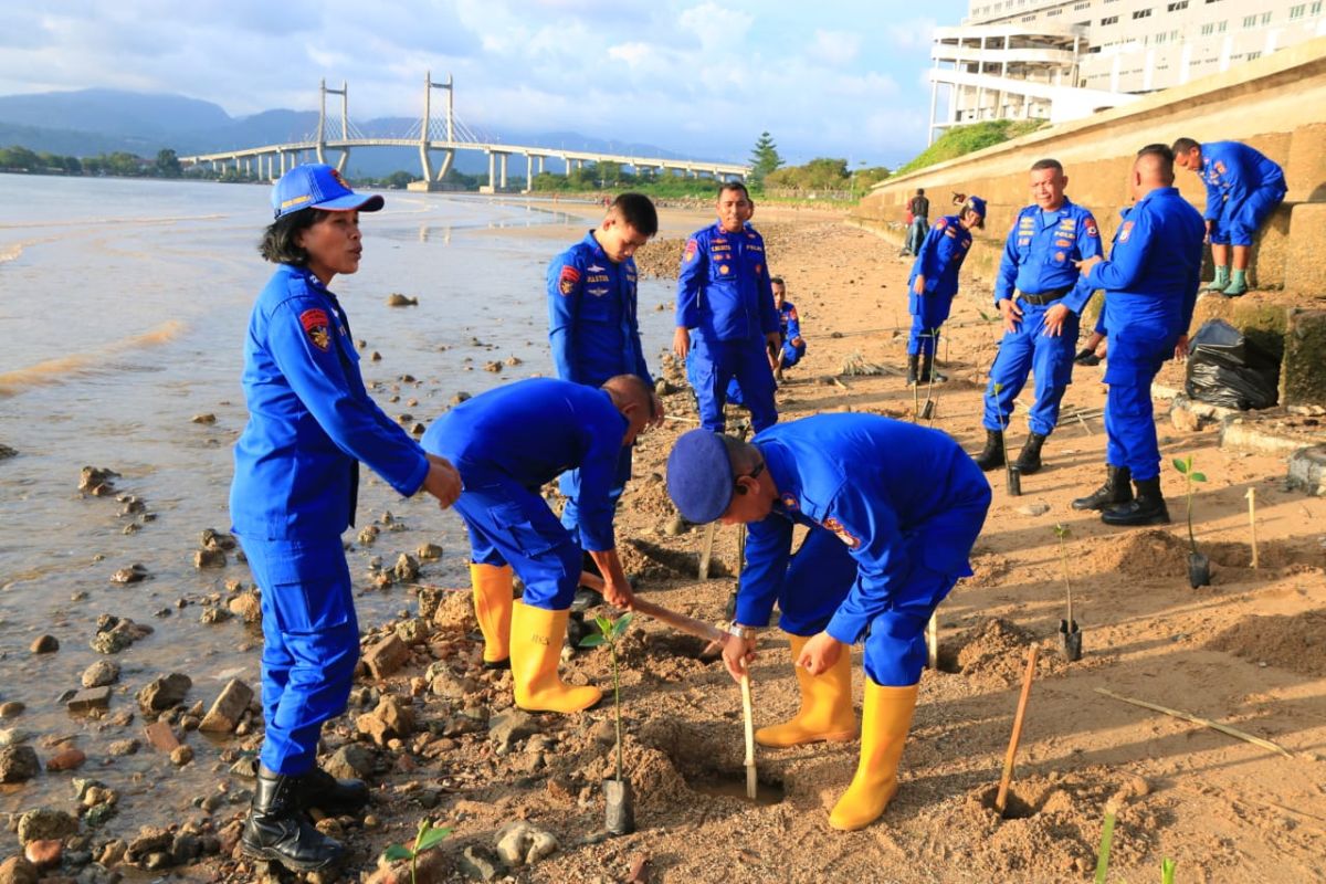 Ditpolairud  Polda Maluku tanam 400 anakan mangrove di pesisir Ambon