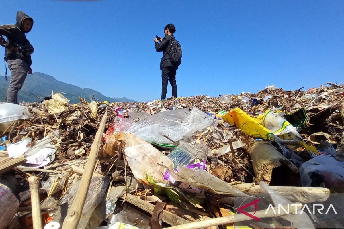 Kades Loji: Sampah di Pantai Talanca sulit dikendalikan