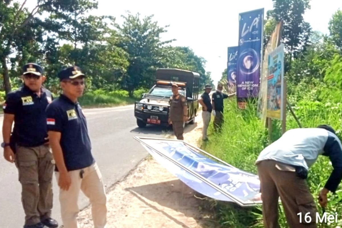 Satpol PP Kobar tertibkan reklame melanggar aturan