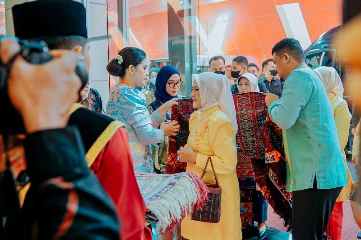 Wali Kota Medan dampingi Ibu Negara Iriana tinjau Expo Dekranas