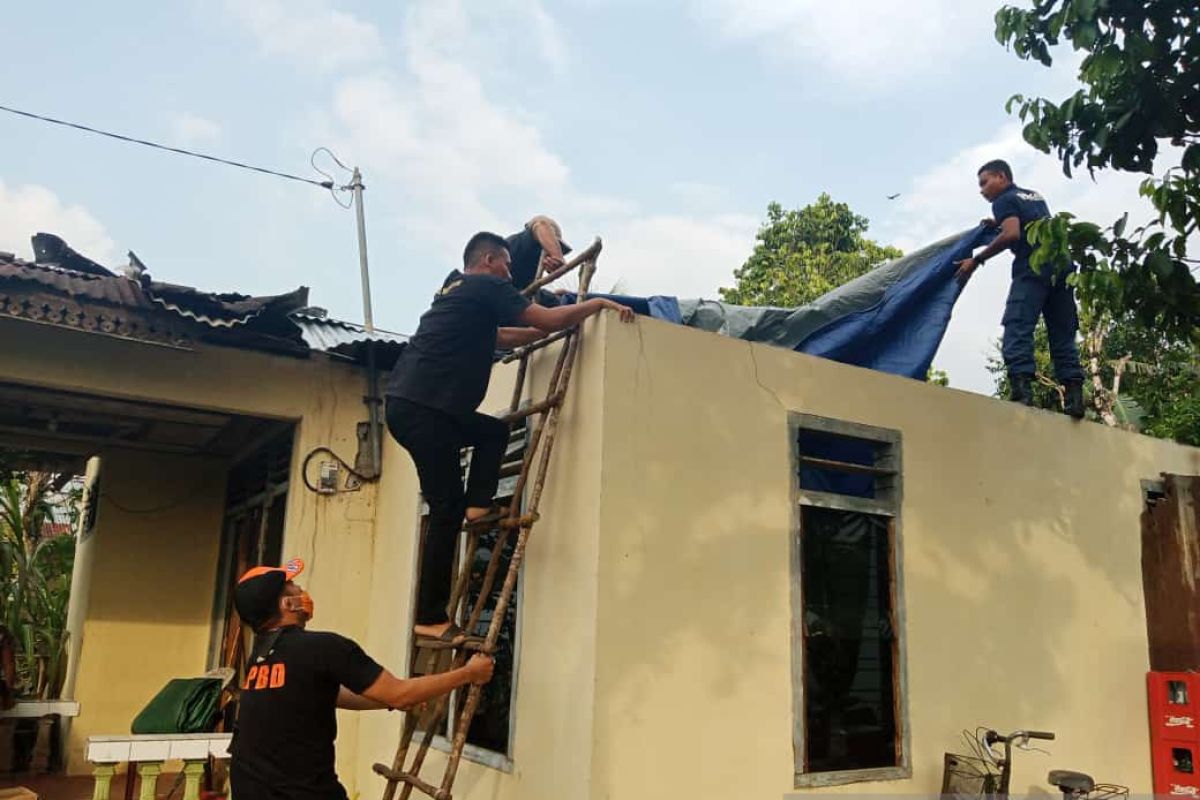 Angin puting beliung rusak belasan rumah di Belitung