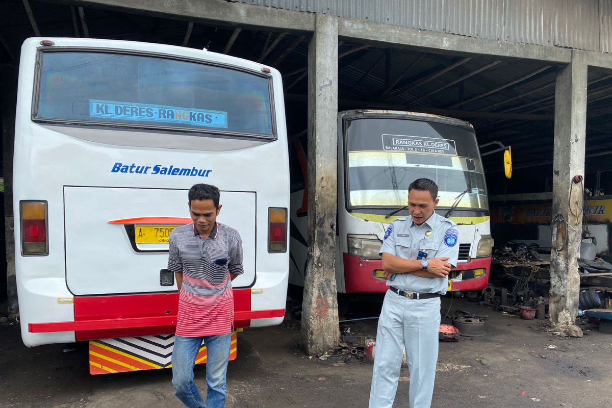 Mendata Kendaraan Outstanding, Petugas Jasa Raharja Samsat Balaraja Berkunjung ke Pemilik PO Batur Salembur