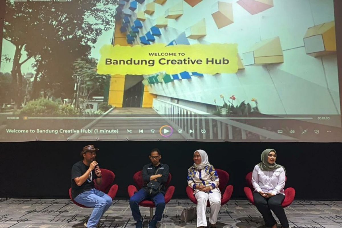 Dispar Sulawesi Tenggara bawa pelaku ekonomi kreatif studi banding di Bandung