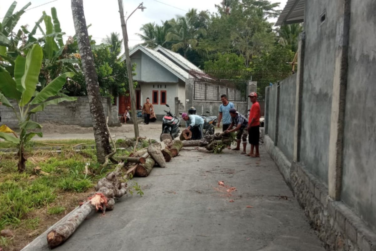 Gara-gara warisan, akses jalan umum di Desa Sukamulia Lombok Timur diblokir