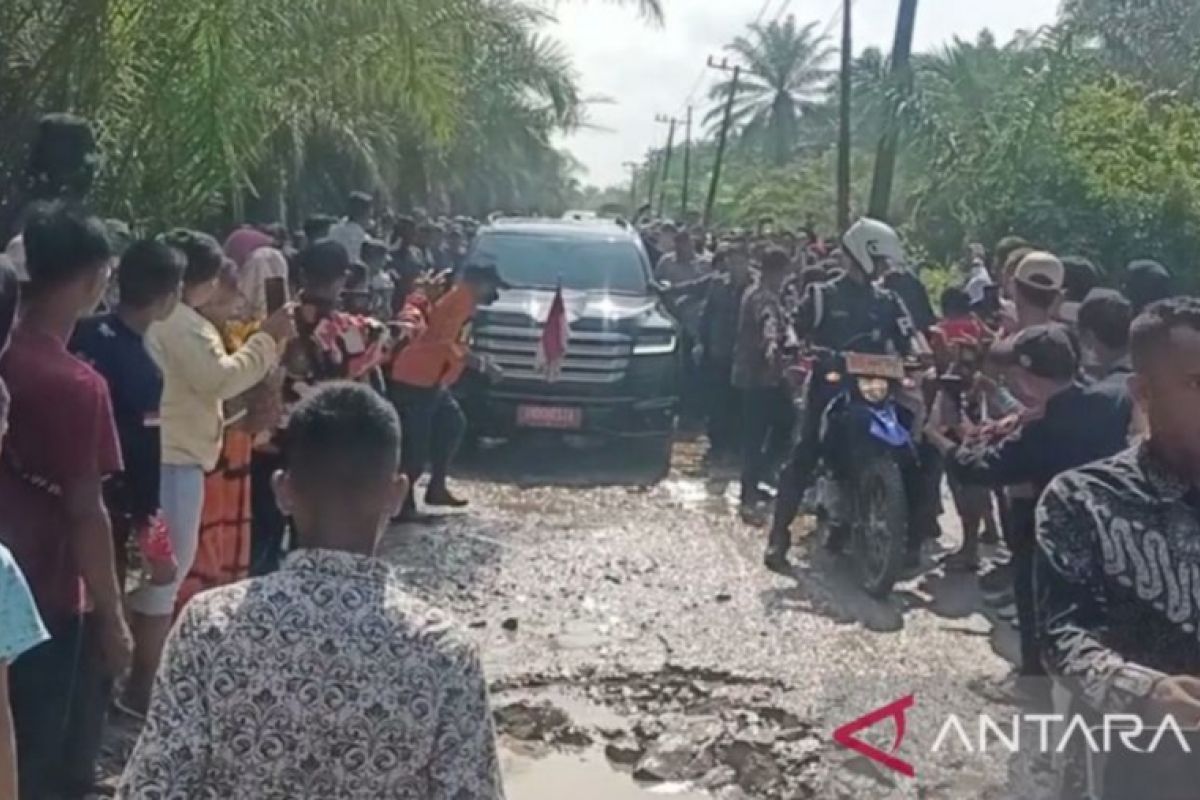 Presiden Jokowi tinjau jalan rusak di Labuhanbatu Utara