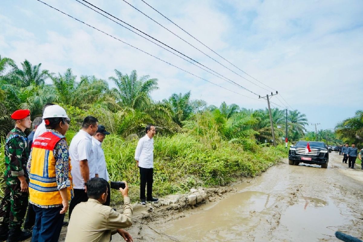 Jokowi minta Pemprov perbaiki jalan rusak di Sumut