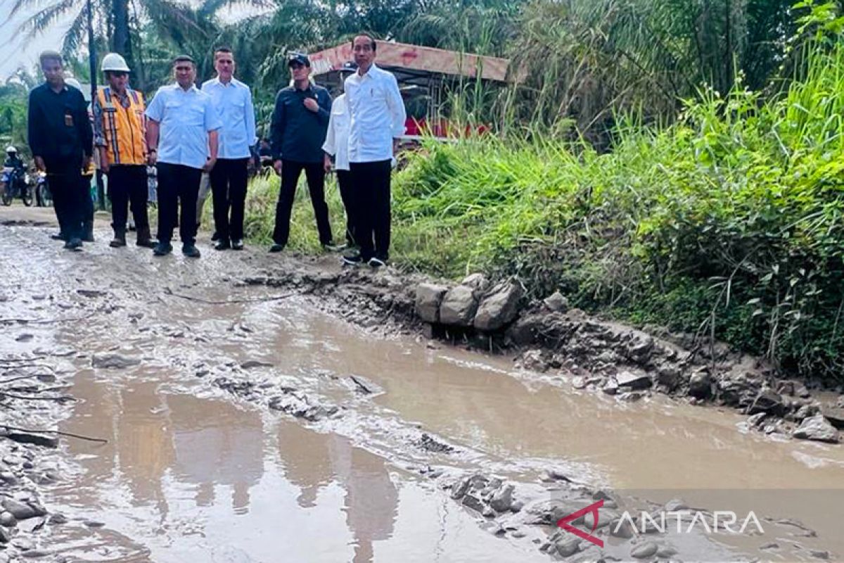 Joko Widodo ungkap dapat aduan jalan rusak di 7.400 lokasi dari medsos