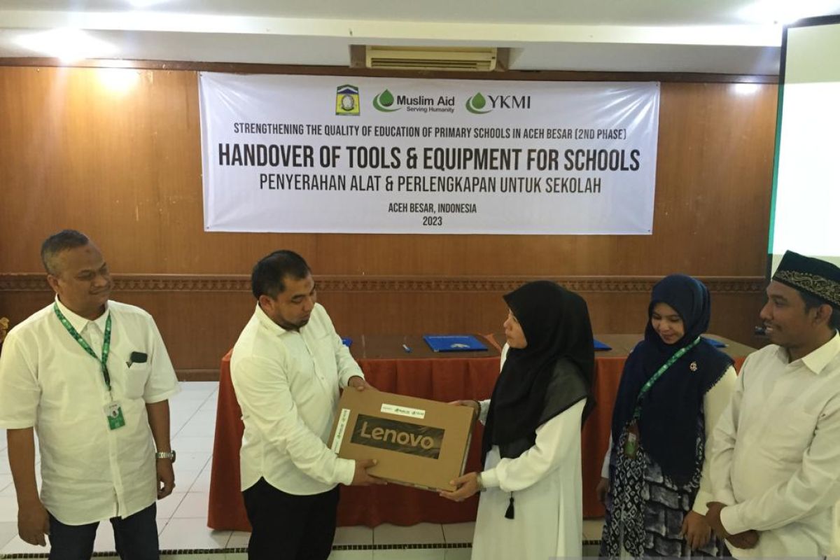 Empat sekolah di Aceh Besar terima alat dan perlengkapan