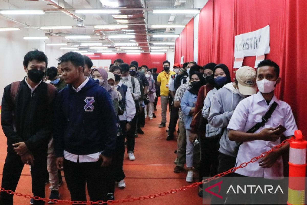 Pencari kerja antre di bursa kerja di Thamrin City