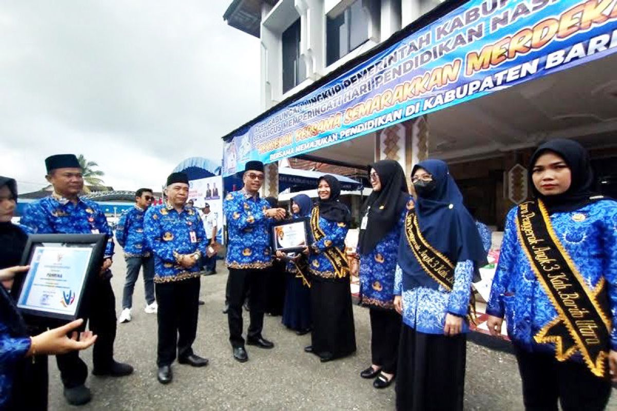 Wabup Barito Utara serahkan piagam untuk 30 kepala sekolah penggerak