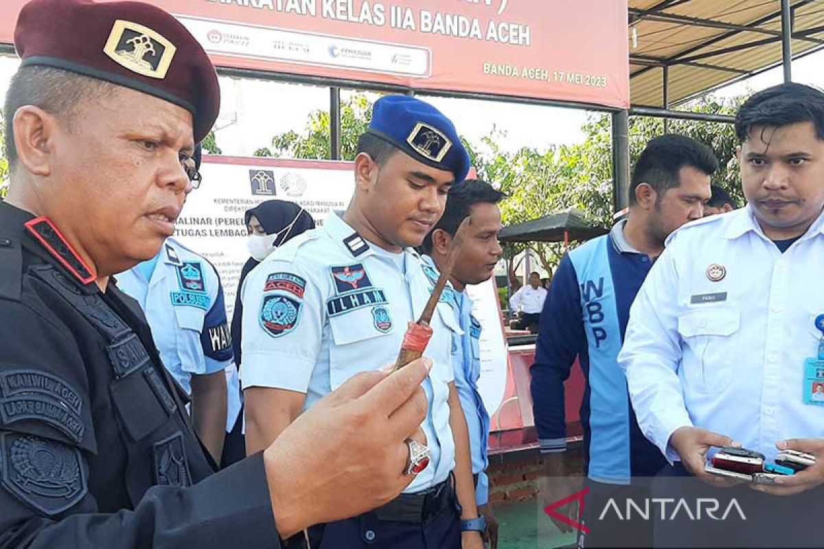 Lapas Banda Aceh musnahkan barang sitaan warga binaan, ada handphone dan senjata tajam