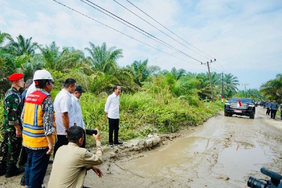 Presiden Jokowi minta Pemprov untuk perbaiki jalan rusak di Sumut