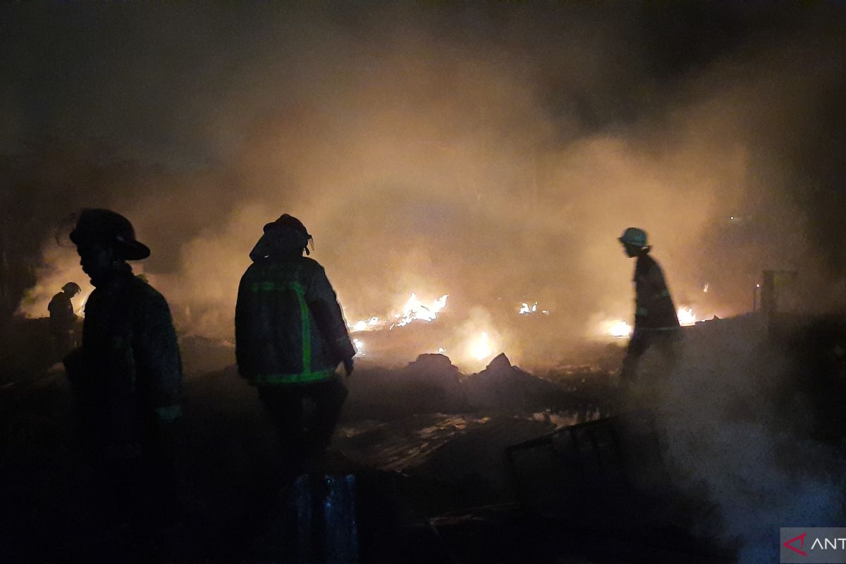 Enam unit pemadam dikerahkan untuk tangani kebakaran lapak oli di Tangerang