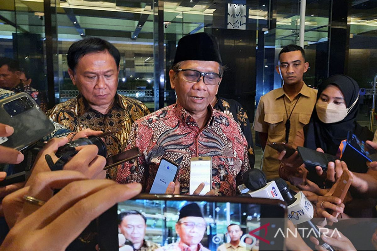 Presiden Jokowi menunjuk Menkopolhukam Mahfud MD sebagai Plt. Menkominfo
