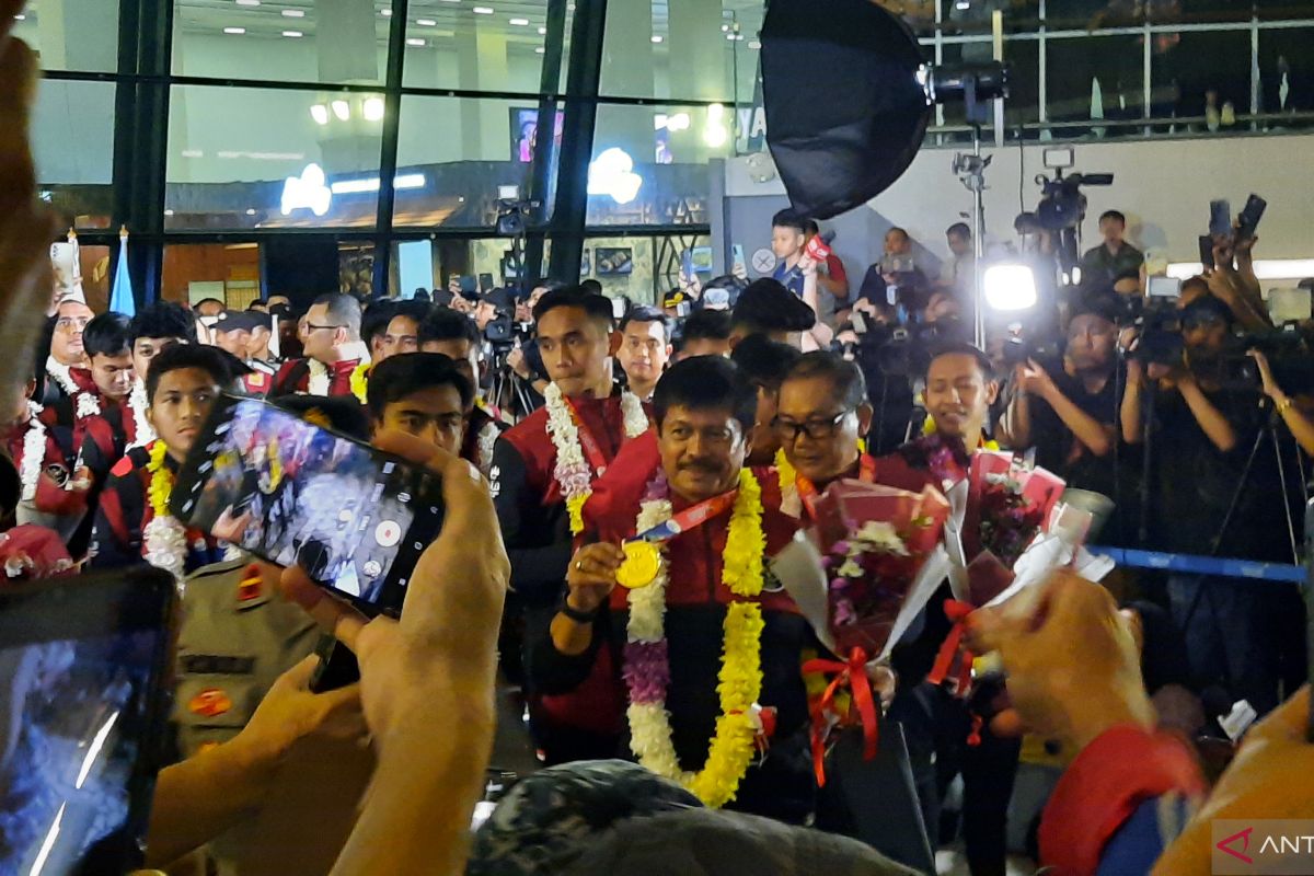 Tim Garuda Muda disambut dengan kalungan bunga setibanya di Tanah Air