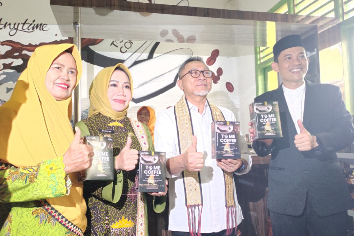 Minister offers support to Lampung students running coffee factory