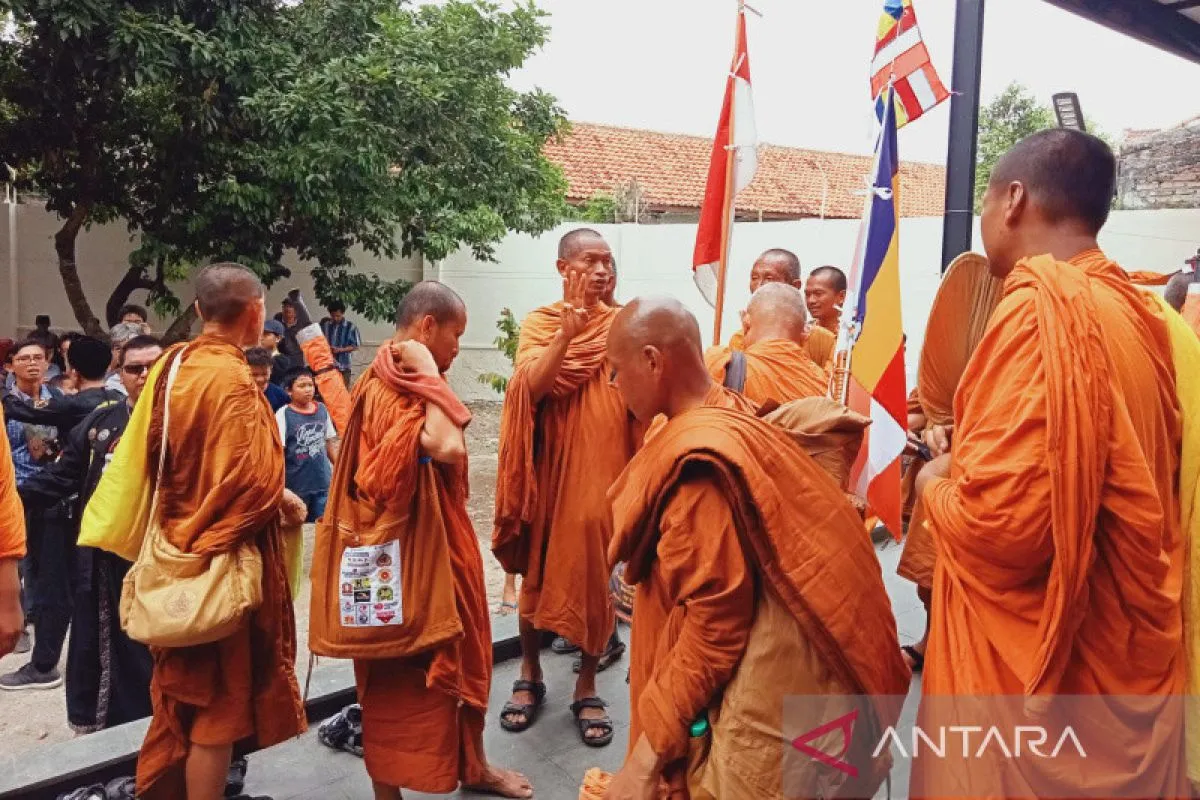 Buddhist monks on pilgrimage commend religious tolerance in Indonesia -  ANTARA News