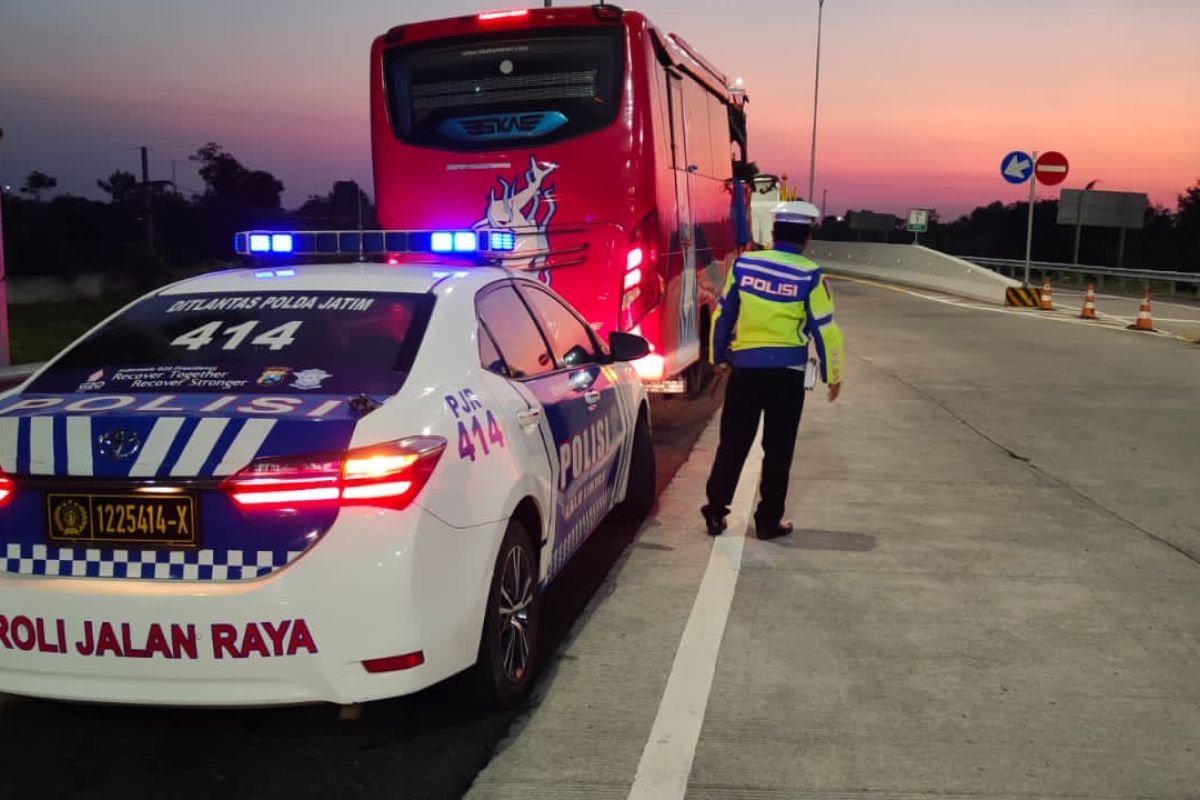 Dua korban kecelakaan bus milik DPRD Surabaya diperbolehkan pulang