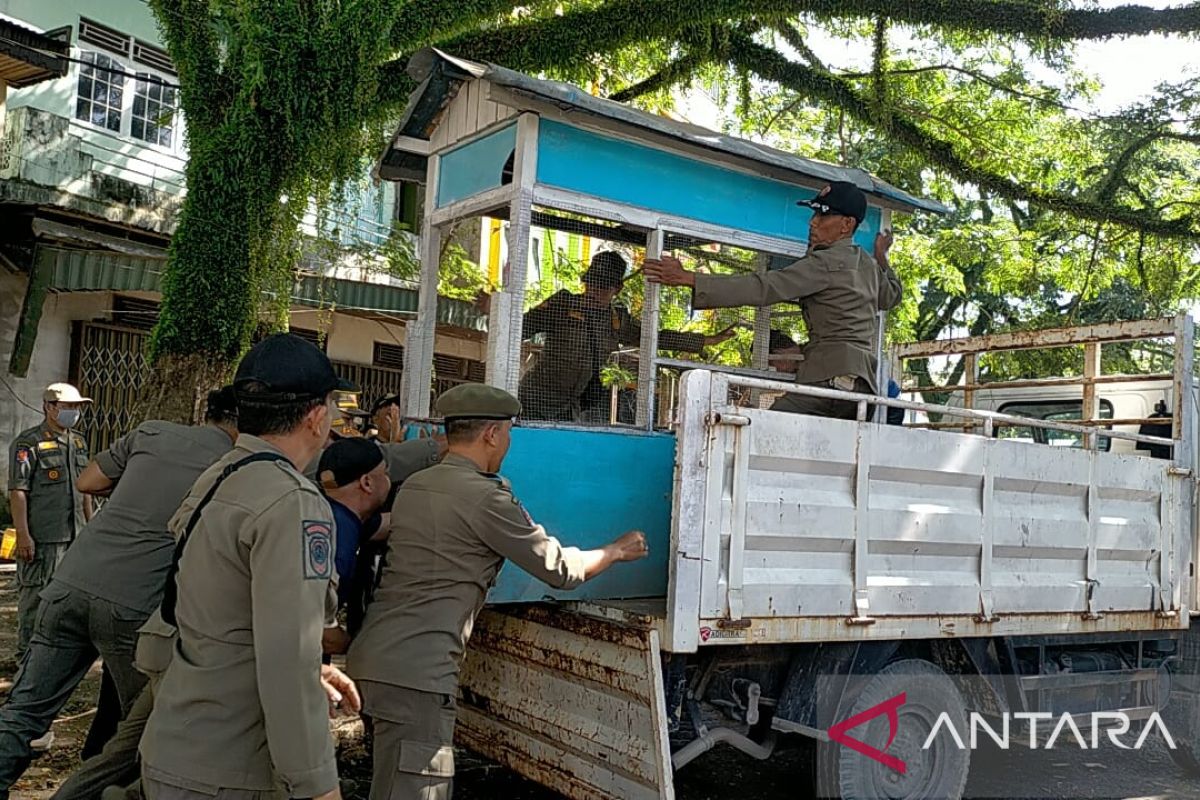 Tim gabungan tertibkan PKL di Terminal Pasiran Singkawang