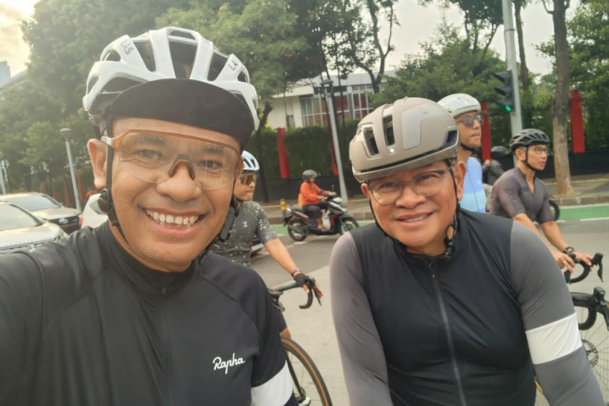 Pramono Anung dan mantan menteri Saleh Husin bersepeda rayakan keberhasilan Timnas