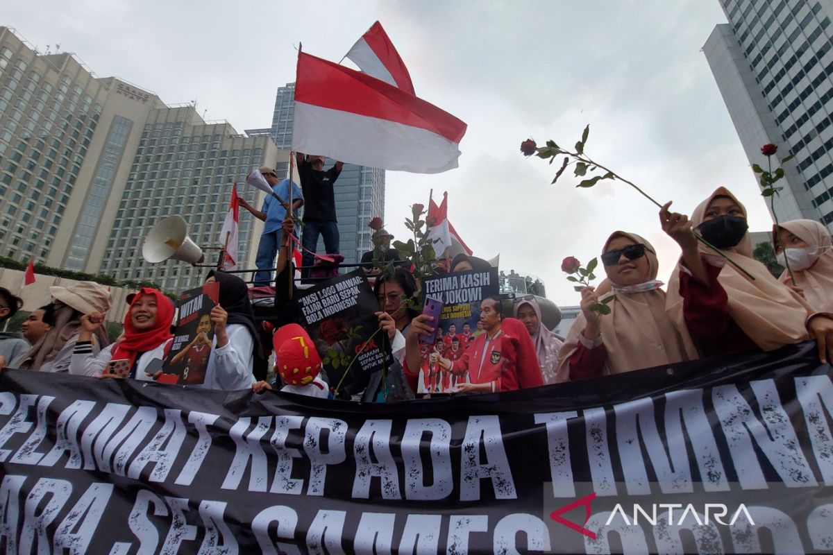 Masyarakat dan karangan bunga tunggu arak-arakan Timnas di Bundaran HI