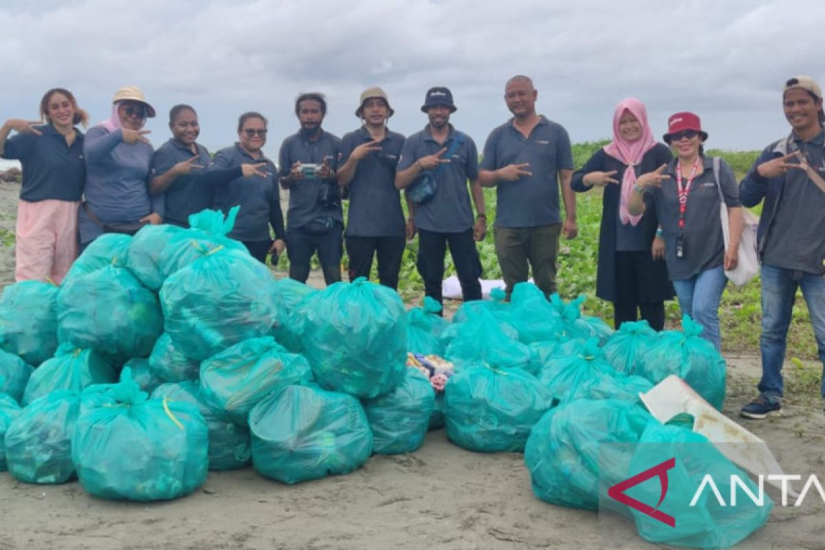 Antara Biro Papua bersihkan sampah di Pantai Holtekamp