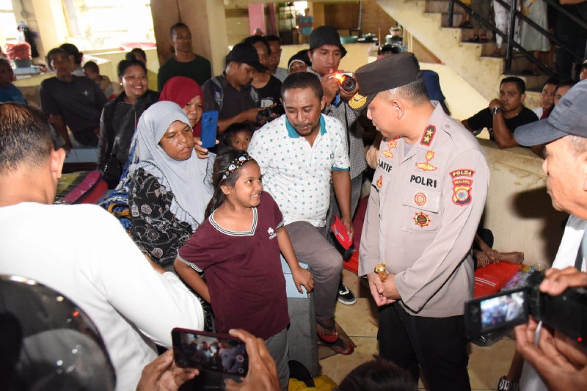 Polda Maluku beri bantuan beras satu ton kepada warga dampak kebakaran