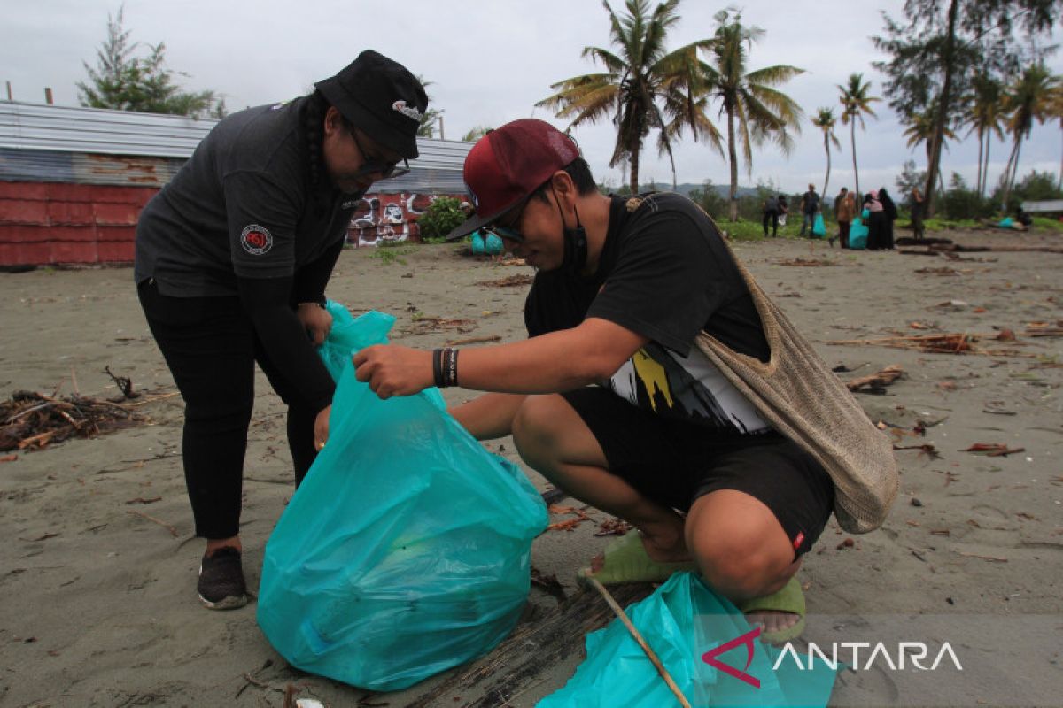 ANTARA Papua bersihkan sampah di Pantai Holtekamp Jayapura