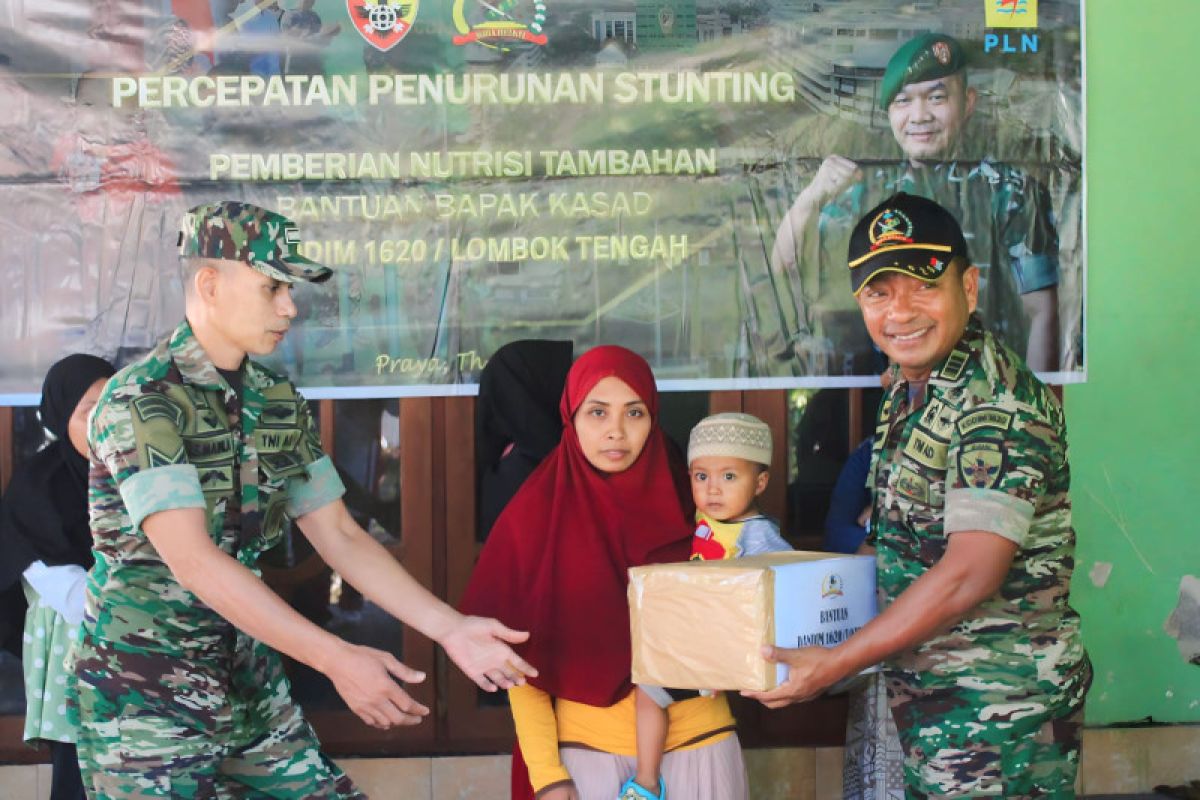 Kodim Lombok Tengah berikan paket nutrisi ke anak stunting