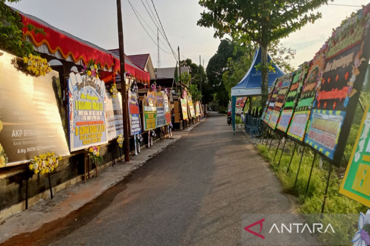 Karangan bunga ucapan turut berduka banjiri kediaman Hasanuddin Murad