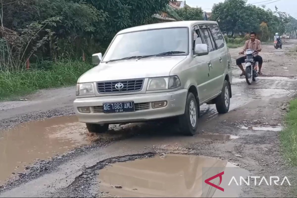 Jalan di Lampung Selatan rusak parah