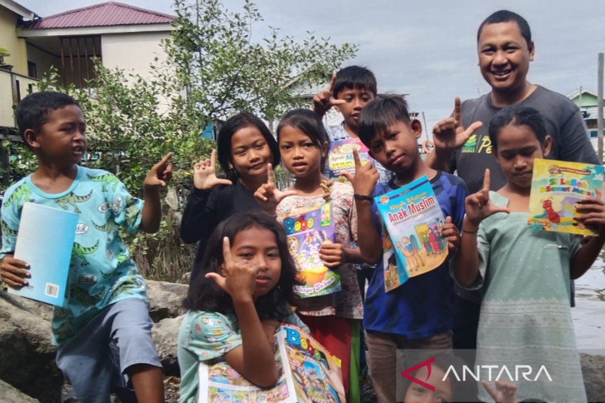 Karyawan ASDP  tumbuhkan budaya baca masyarakat Penajam