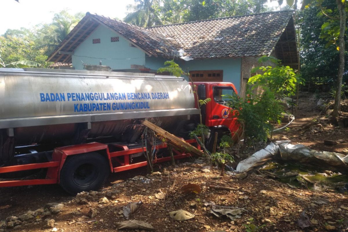 BPBD Gunungkidul mendistribusikan air bersih kepada masyarakat di Sumber