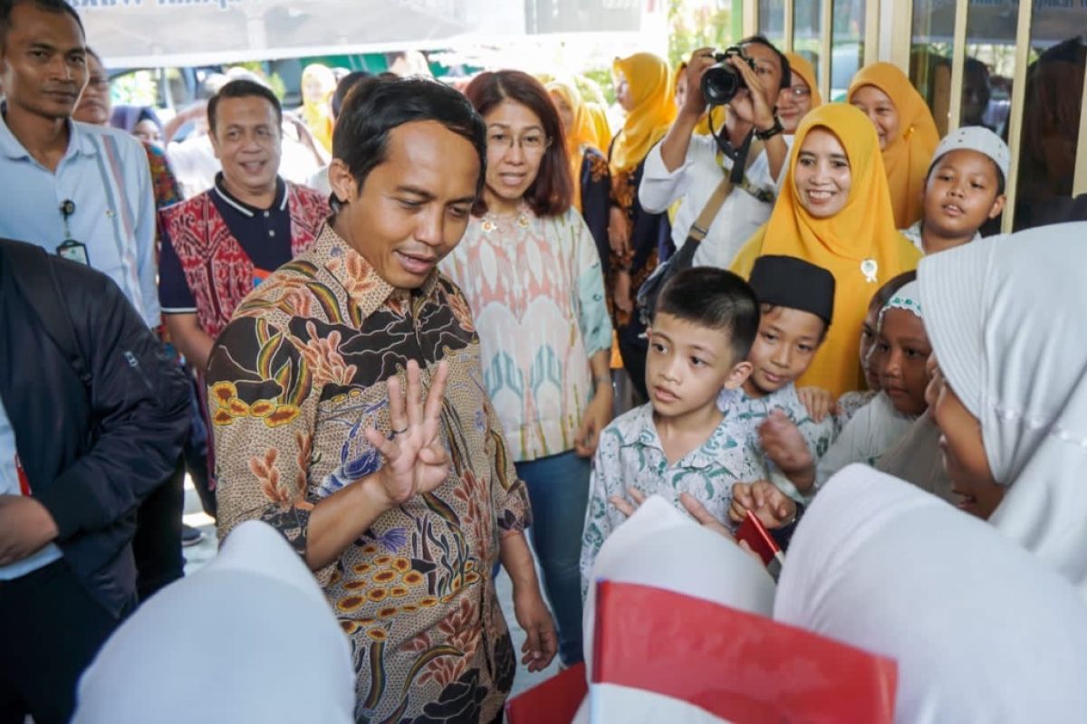 Wamen ATR/BPN Serahkan Sertifikat Tanah Wakaf Di Pontianak - ANTARA News