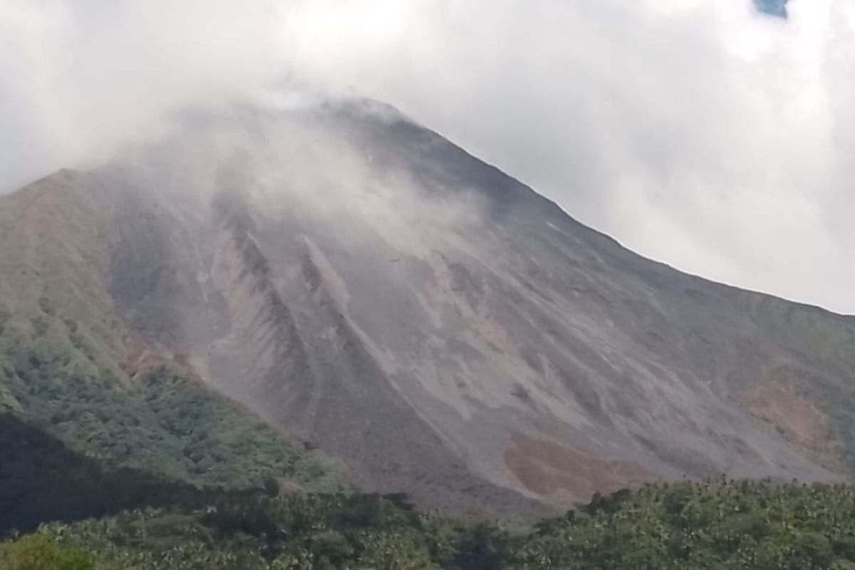 Guguran lava pijar Karangetang mengarah ke sejumlah kali